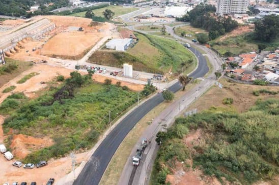 Vista aérea de trecho da Samuel Martins que já recebeu novo asfalto, próximo ao acesso à rodovia Presidente Tancredo Neves