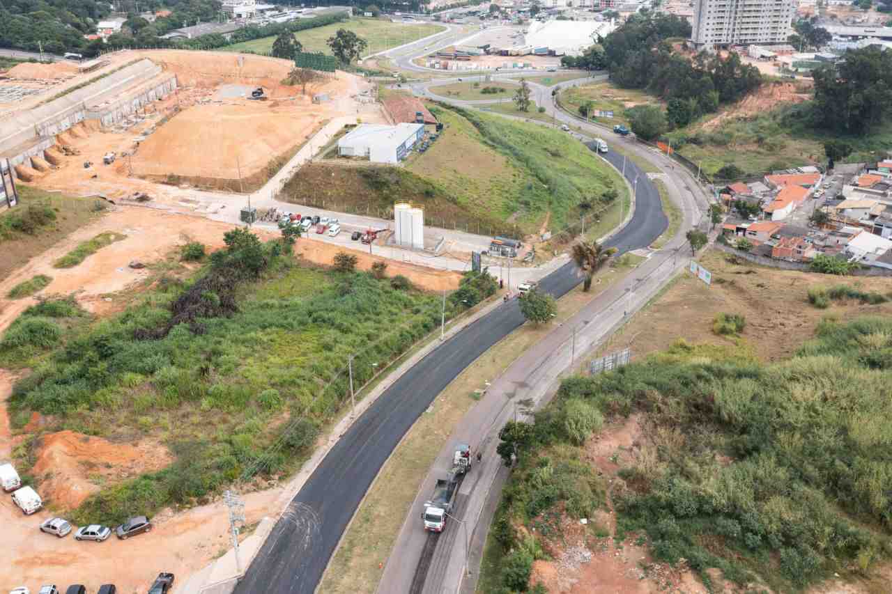 Vista aérea de trecho da Samuel Martins que já recebeu novo asfalto, próximo ao acesso à rodovia Presidente Tancredo Neves