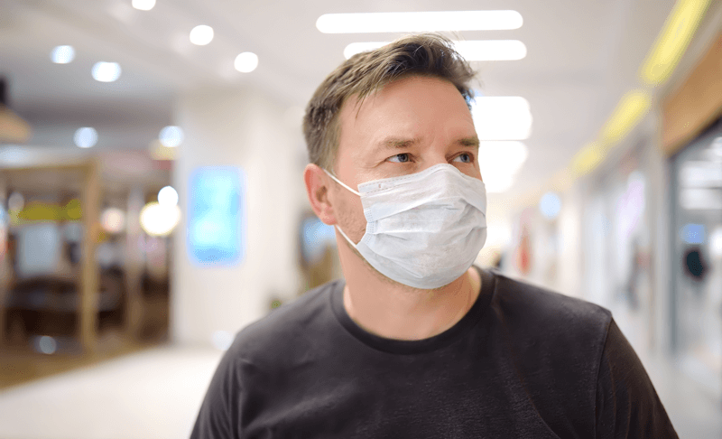 Homem com máscara cirúrgica
