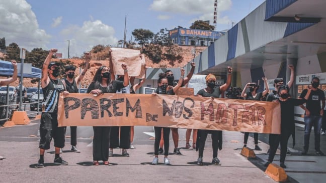 Manifestantes em movimentação antirracista no Carrefour de Jundiaí