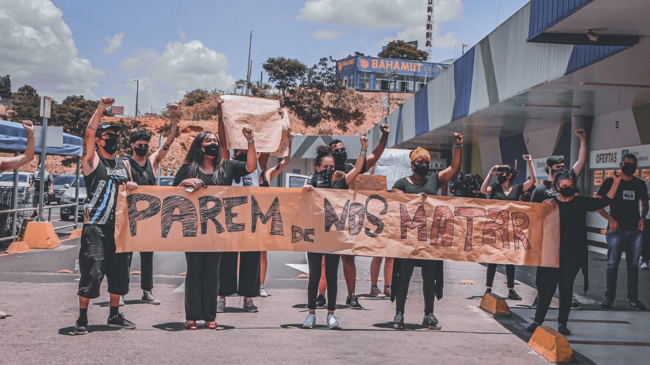 Manifestantes em movimentação antirracista no Carrefour de Jundiaí