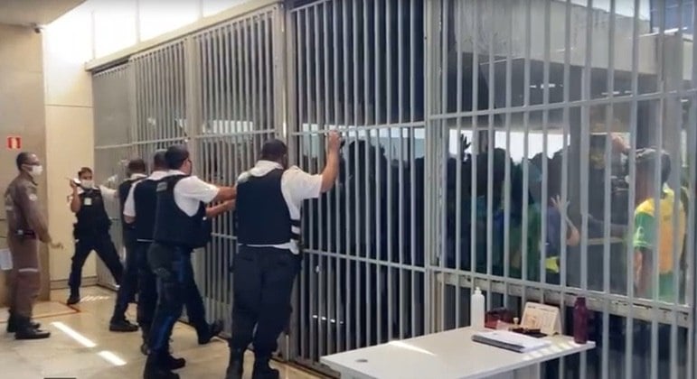 Manifestantes a favor do presidente Bolsonaro tentam invadir o Ministério da Saúde