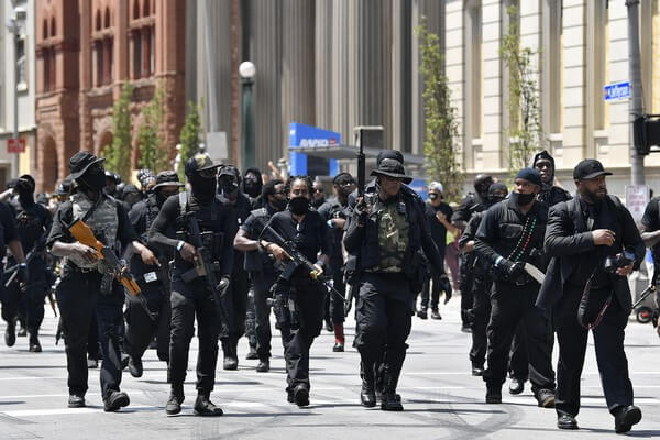 Manifestantes do grupo negro NFAC protestam armados contra morte de Breonna Taylor.(Foto: Timothy D. Easley/AP)