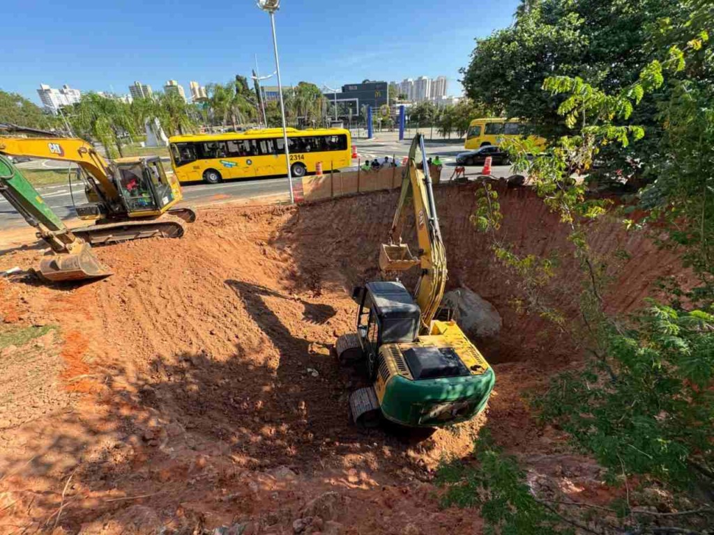 Trator em obras de tubulação de esgoto em Jundiaí Trator em obras de tubulação de esgoto em Jundiaí