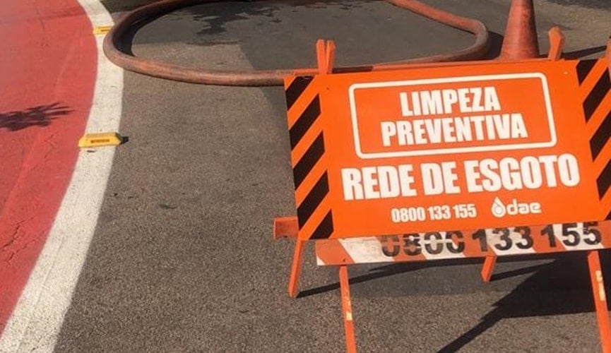 Foto de placa de esgoto