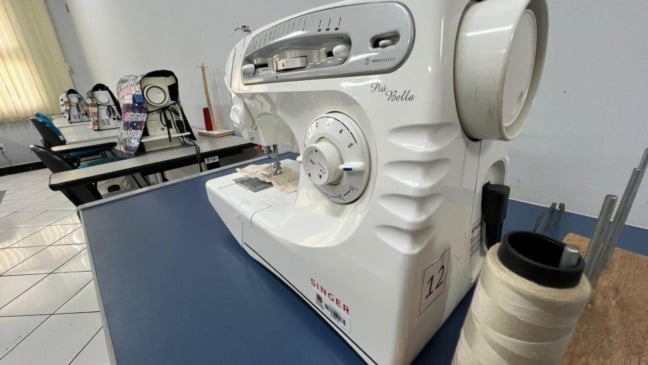 Máquina de costura Singer Più Bella em um curso de costura.