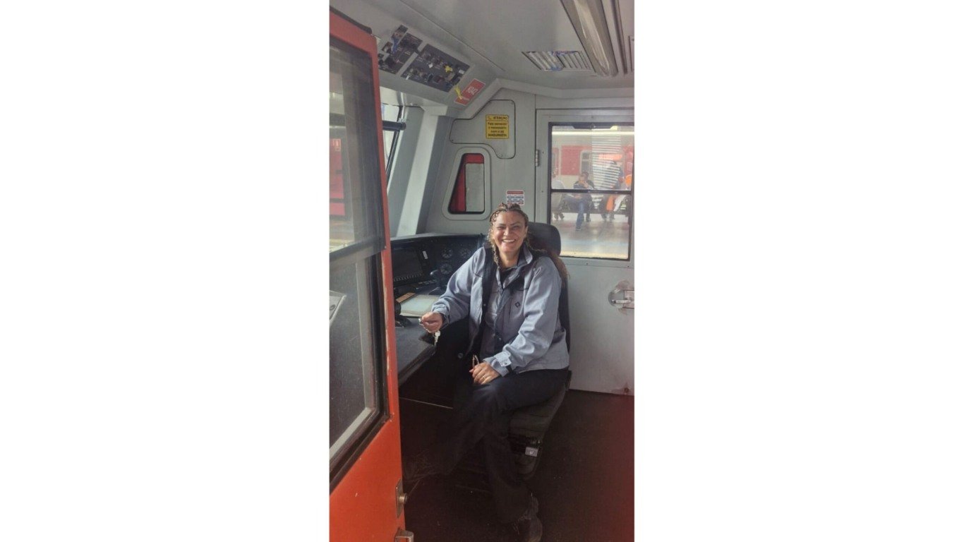 Mulher maquinista de trem