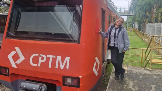Mulher maquinista de trem