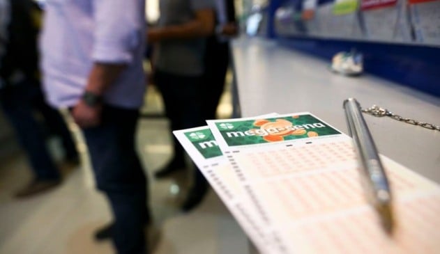 Foto de lotérica e bilhetes da Mega-Sena