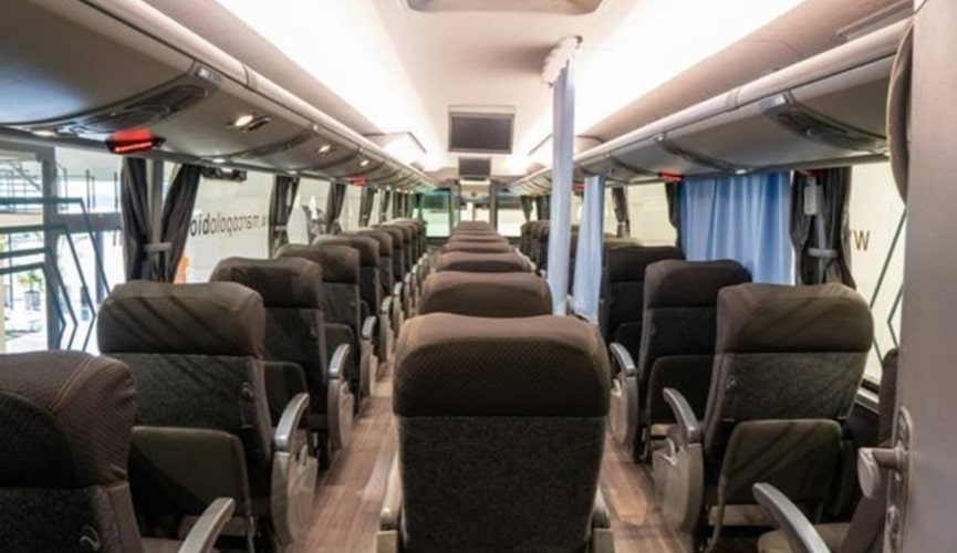 ônibus com dois corredores