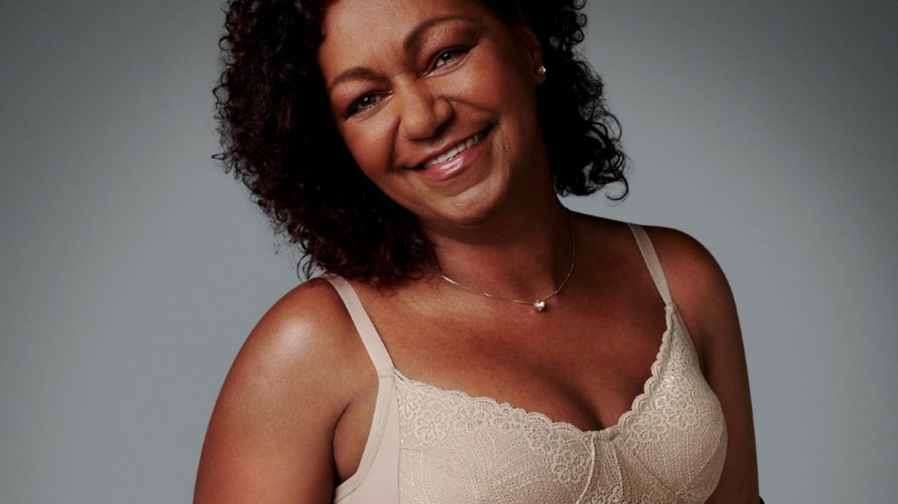 Mulher utilizando nova coleção de lingerie da Marisa