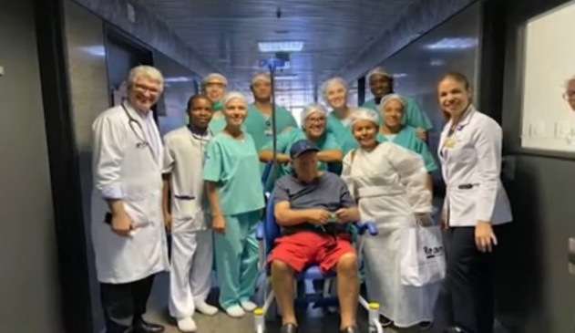 Marivaldo com a equipe médica responsável pelo atendimento