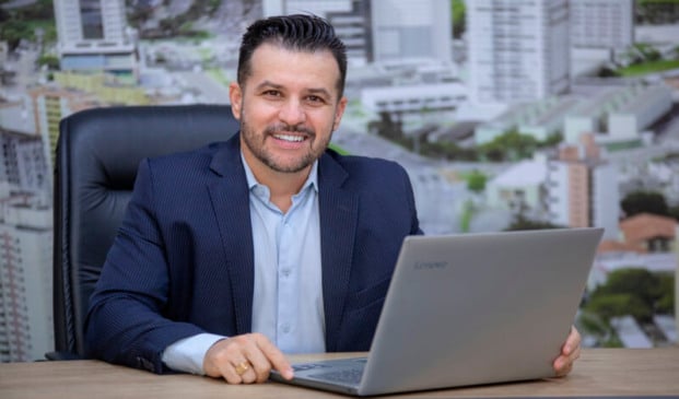 Mark Monteiro trabalhando no computador