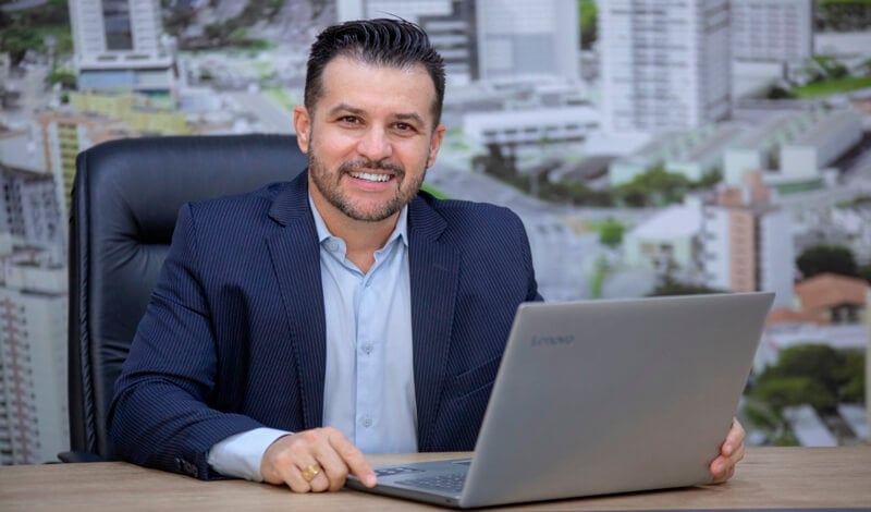 Mark Monteiro trabalhando no computador