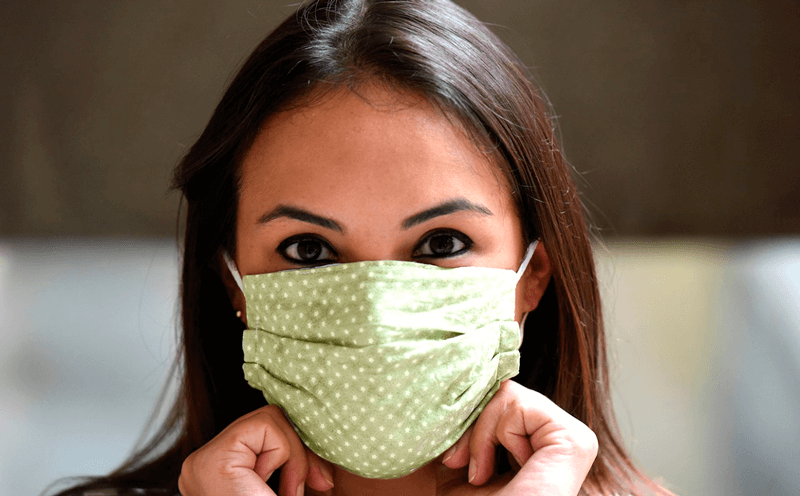 Mulher com máscara de tecido