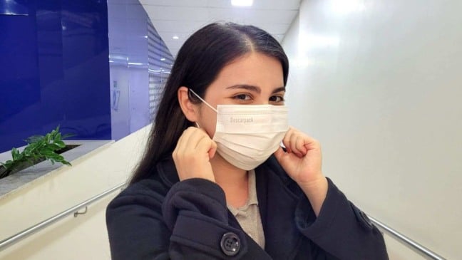 Mulher usando máscara.