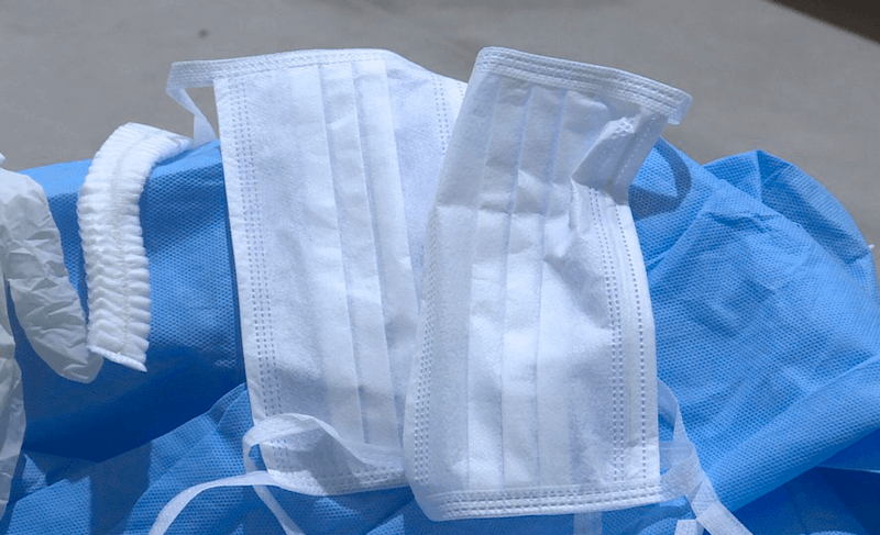 Máscaras e avental cirúgico