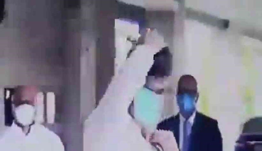 Foto de ministro tentando colocar máscara