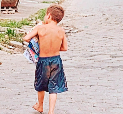 Matheus recolhe livros do lixo. (Foto: Divulgação)