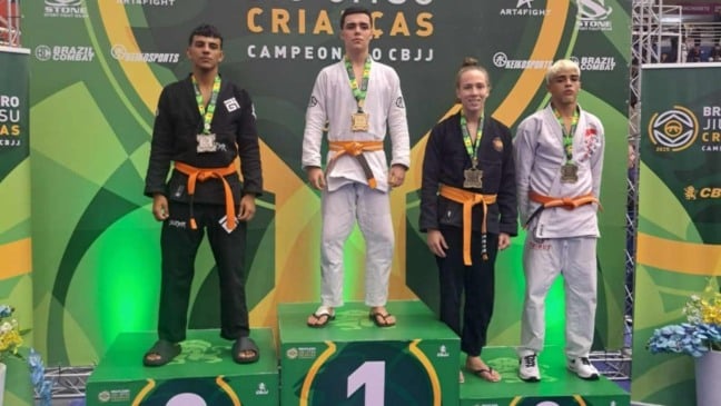 Matheus Gallerdo no pódio.