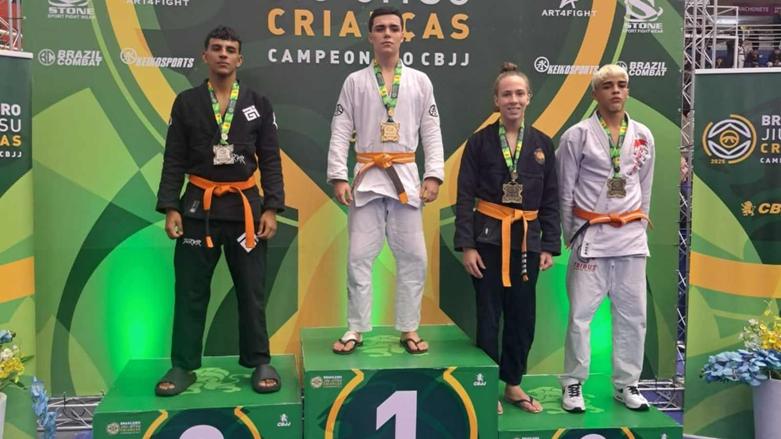 Matheus Gallerdo no pódio.