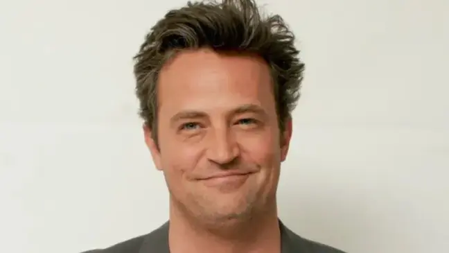 Matthew Perry sorrindo