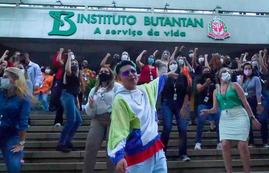 MC Fioti grava clipe no Butantan. (Foto: Divulgação)