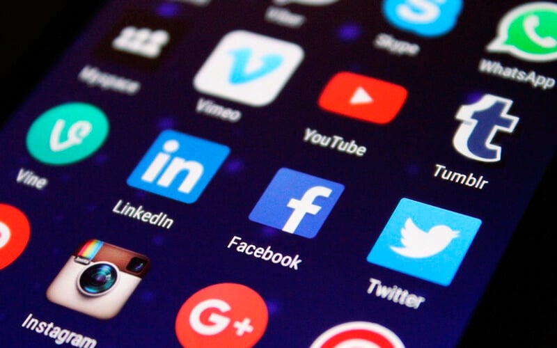 Tela de celular com aplicativos de redes sociais