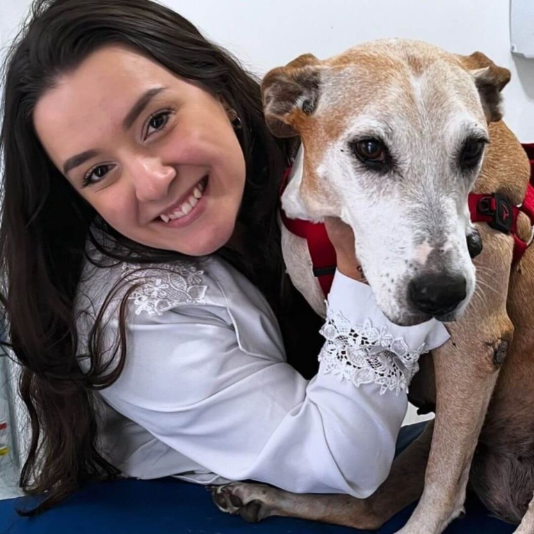 Médica veterinária Dra. Adrielly Toledo