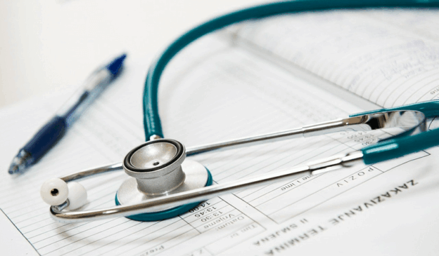 Estetoscópio apoiado em mesa