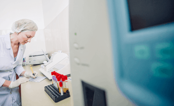 Profissional da saúde analisa amostras em hospital