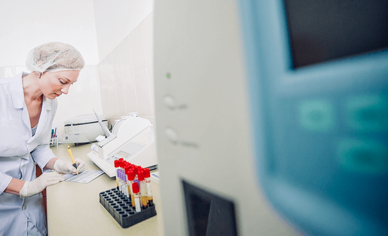 Profissional da saúde analisa amostras em hospital