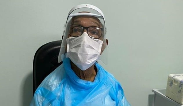 Foto de médico idoso com epis