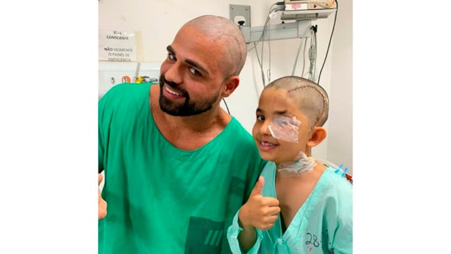 Médico raspa o cabelo. (Foto: Divulgação)