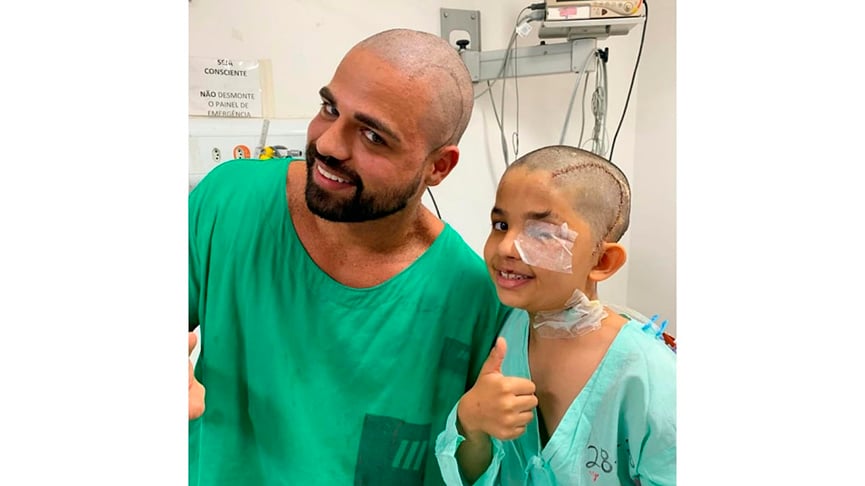 Médico raspa o cabelo. (Foto: Divulgação)