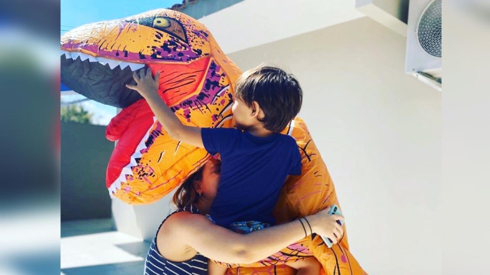 “Meu pai está lá matando o ‘oronavírus’. Ele não pode ficar aqui com a gente”, diz o menino (Foto: reprodução redes sociais)