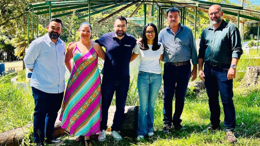 Autoridades de Jundiaí em foto em obra.