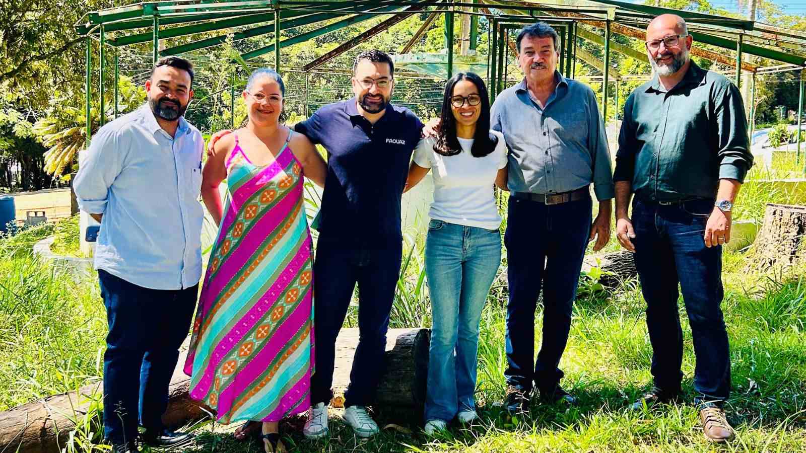 Autoridades de Jundiaí em foto em obra.