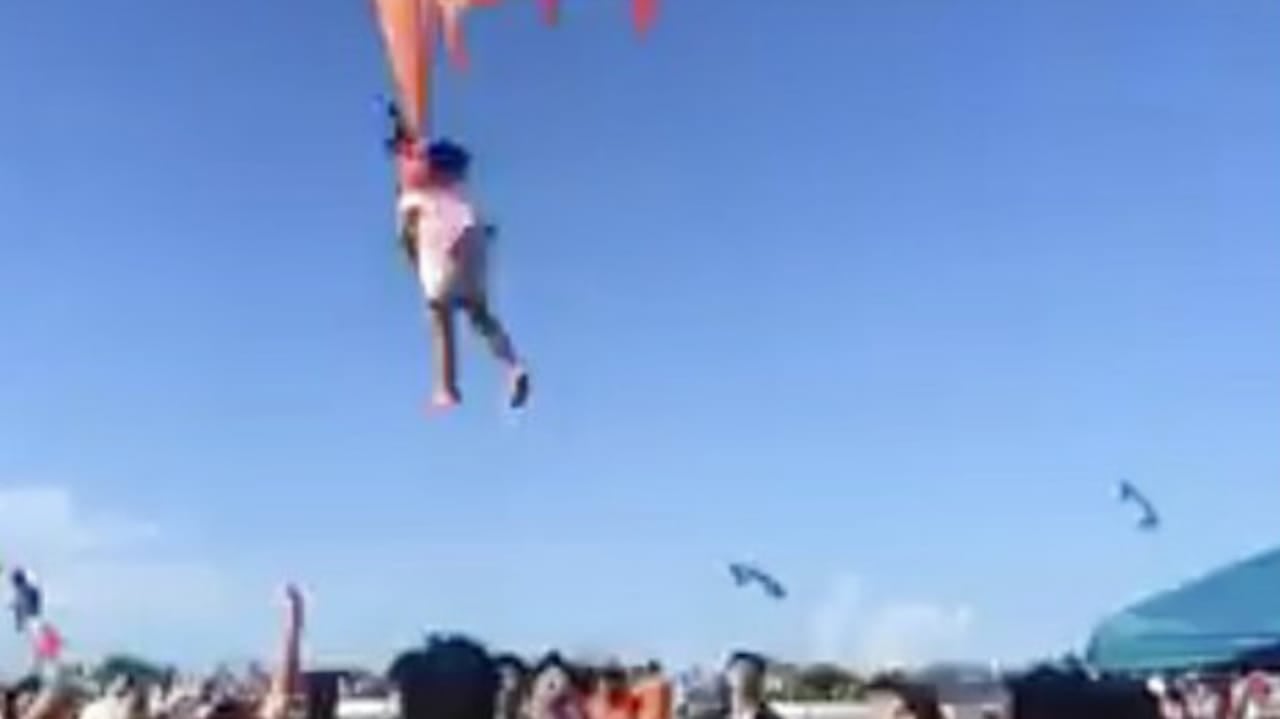 Menina de 3 anos sendo erquida por pipa em Taiwan