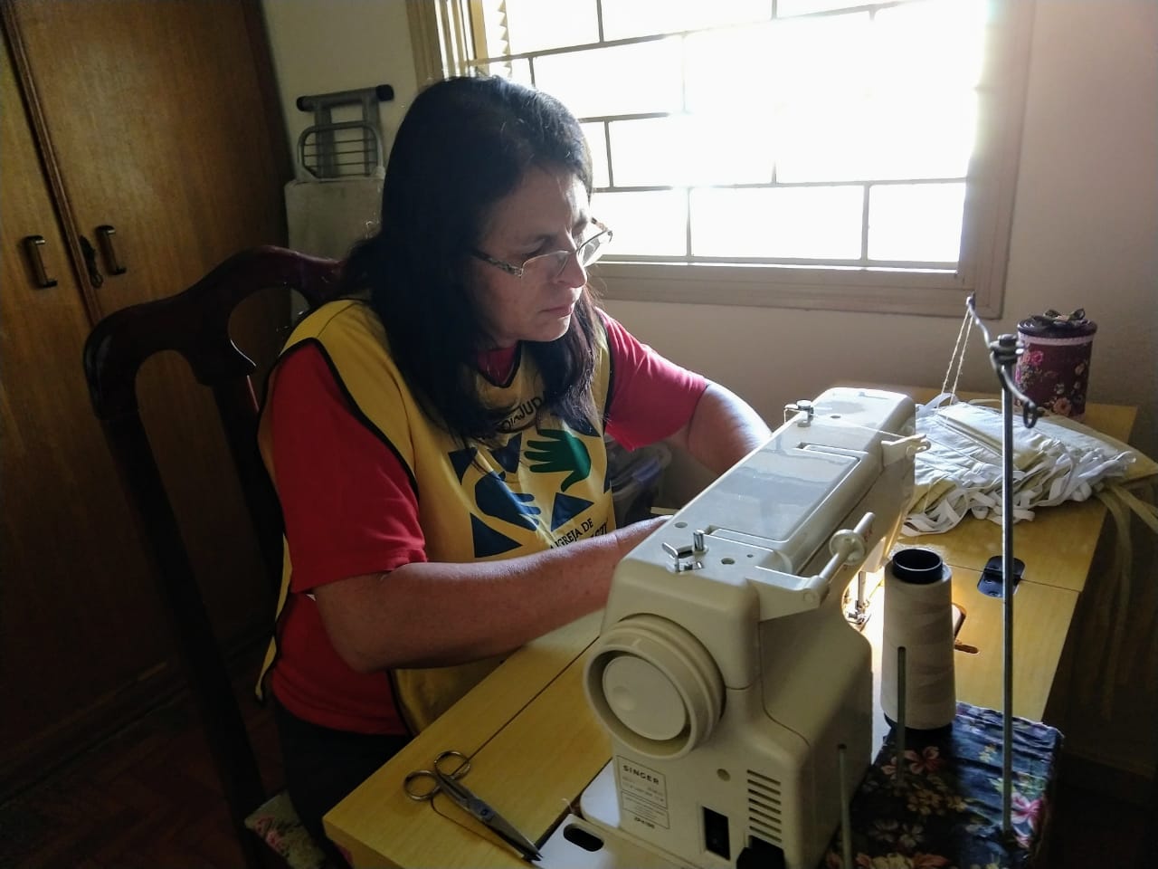 Foto de mulher costurando