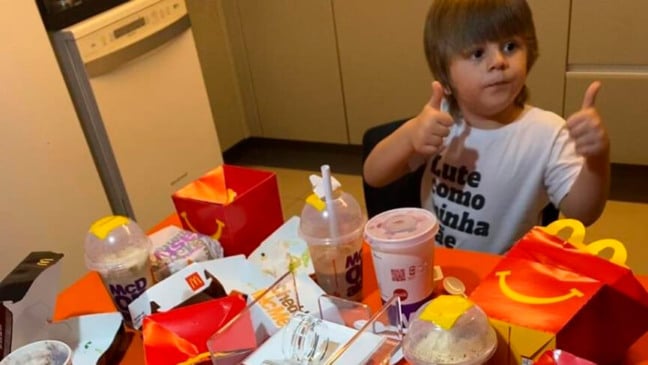 Menino pede Mcdonalds. (Foto: Divulgação)
