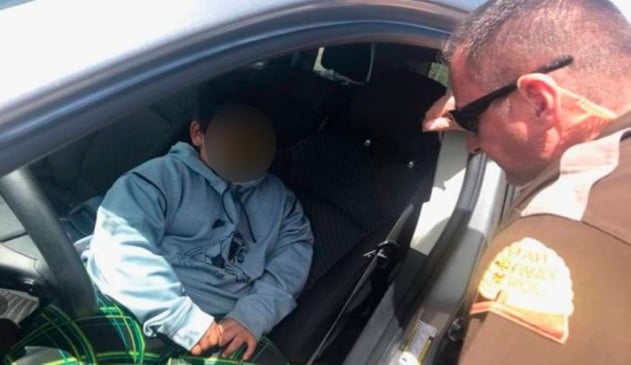 Foto de menino no banco do motorista de veícula