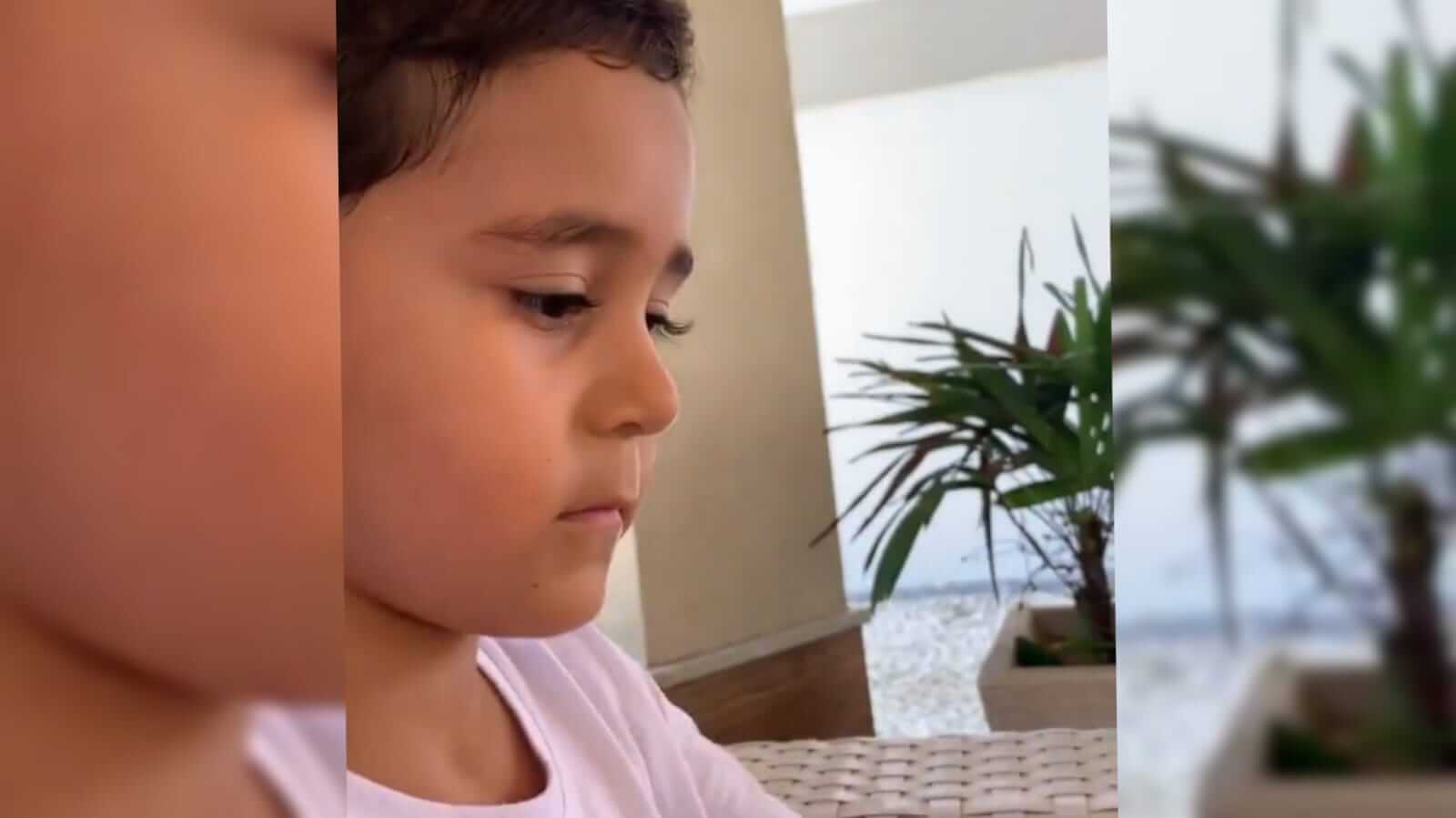 Bernando contando pra mãe Beatriz o que aconteceu na escola, depois de ir com as unhas pintadas de vermelhas