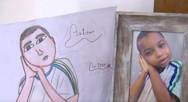 caricatura feita a mão ao lado da foto original