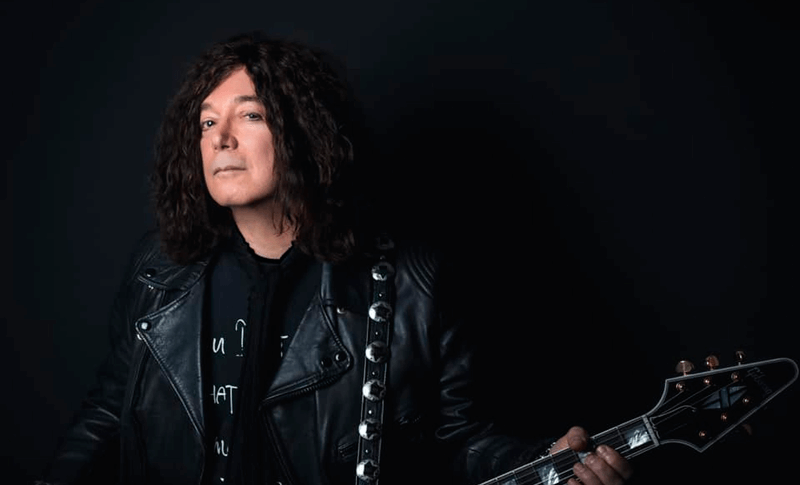 Foto de Alan Merrill com guitarra Foto de Alan Merrill com guitarra