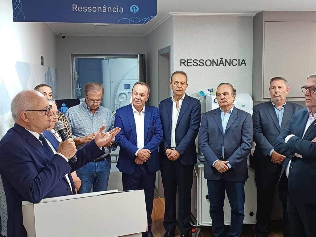 Cerimônia de entrega com a presença de Miguel Haddad e demais parlamentares no Instituto do Câncer