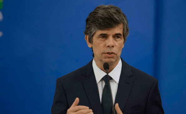 Nelson Teich em coletiva de imprensa