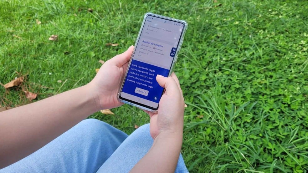 Tela de celular com site de emprego do HSV.