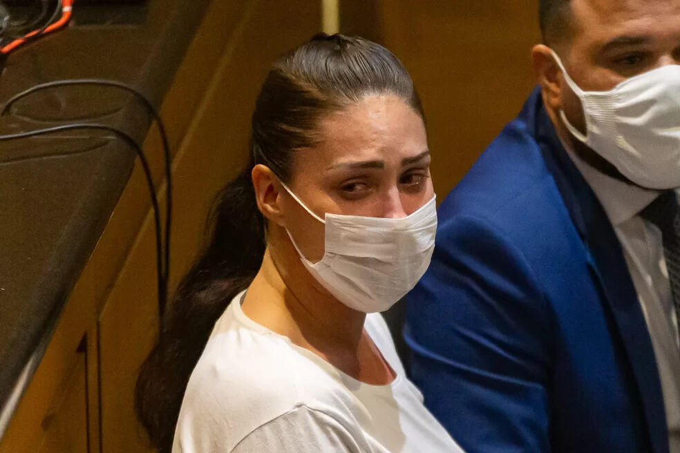 Mãe de Henry, Monique Medeiros, cumpre pena em casa com tornozeleira