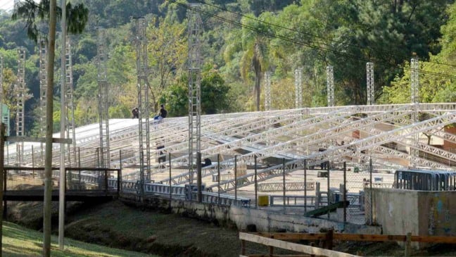 Montagem das estruturas metálicas no Clube da Cica para a Festa das Orquídeas 2025 em Várzea Paulista.